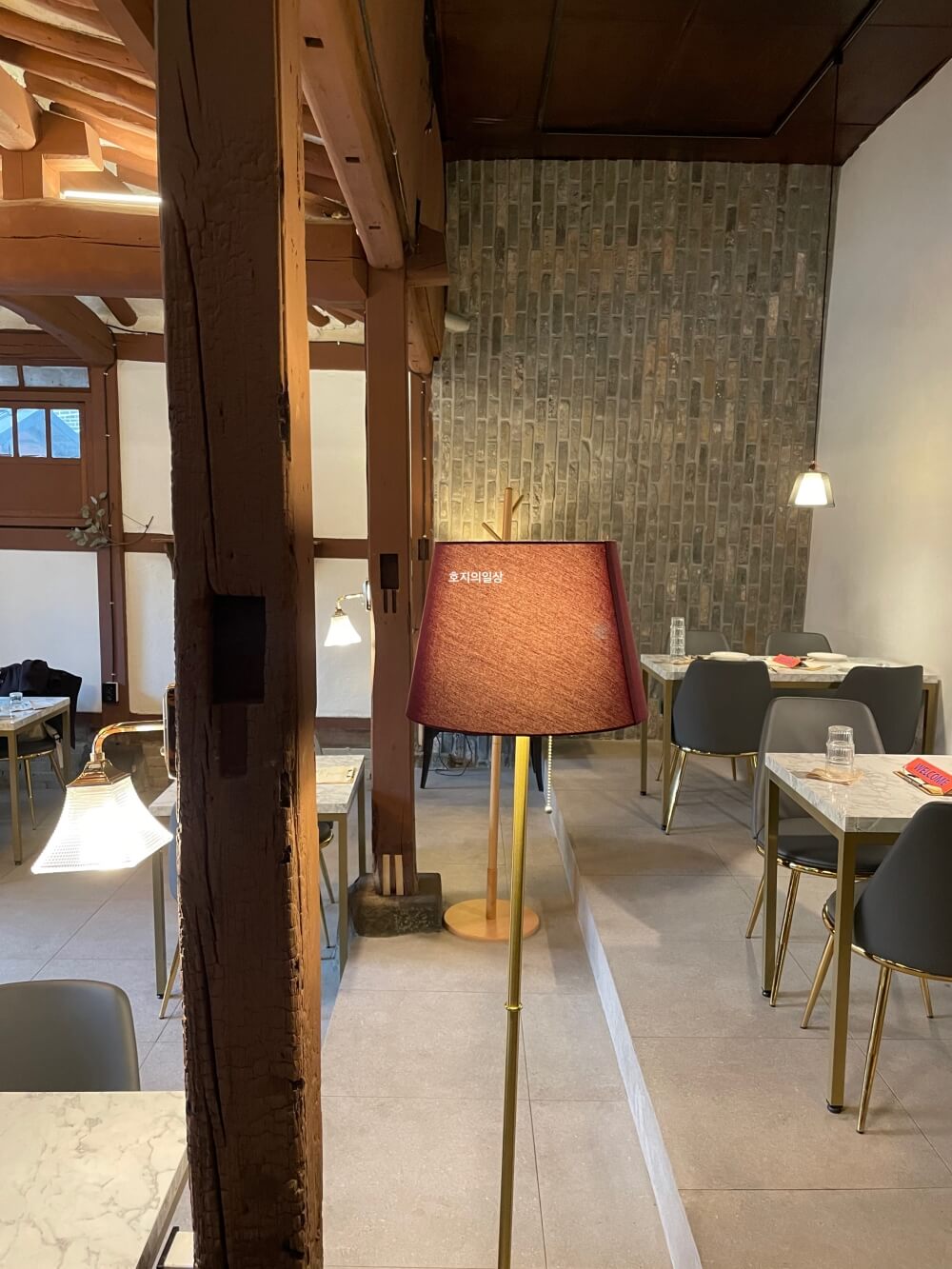 수원 행궁동 퓨전 음식 맛집 테이스팅 뮤지엄 - 매장 좌석