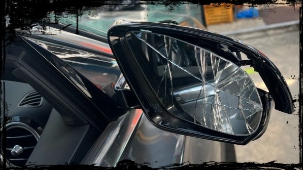 사이드미러 거울이 완전히 깨져 시야 확보가 불가능한 자동차 사이드미러 사고사진