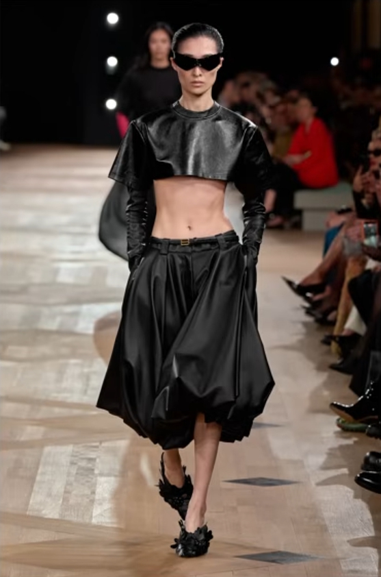 볼륨감을 강조한 퍼프 및 벌룬 스커트