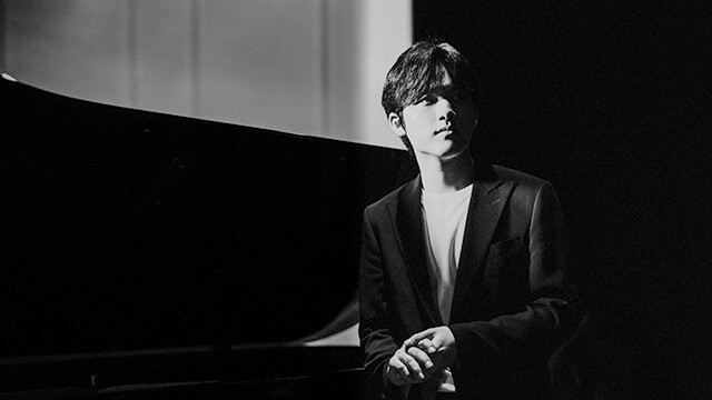 천재-피아니스트-임윤찬이-우측-상향을-바라보고-있는-모습