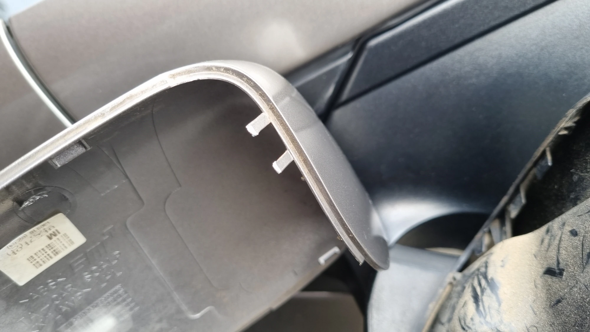 파손된 사이드미러 커버 스캘프