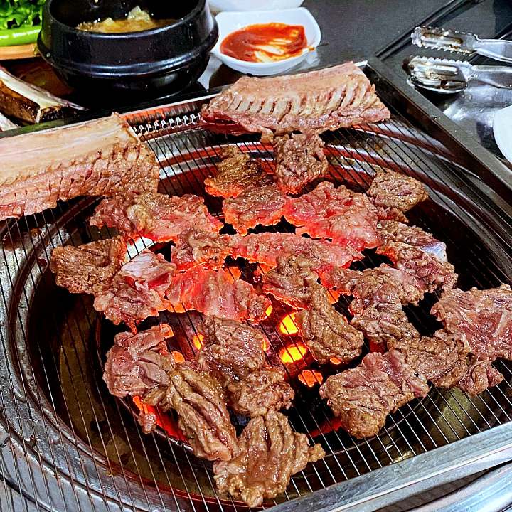 토요일은 밥이좋아 예산 덕산 스플라스 리솜 한우 양념 갈비 맛집 25년 전통 전문점 소갈비 연탄불 구이 예산10미 현지인 추천 토밥 좋아 방송정보