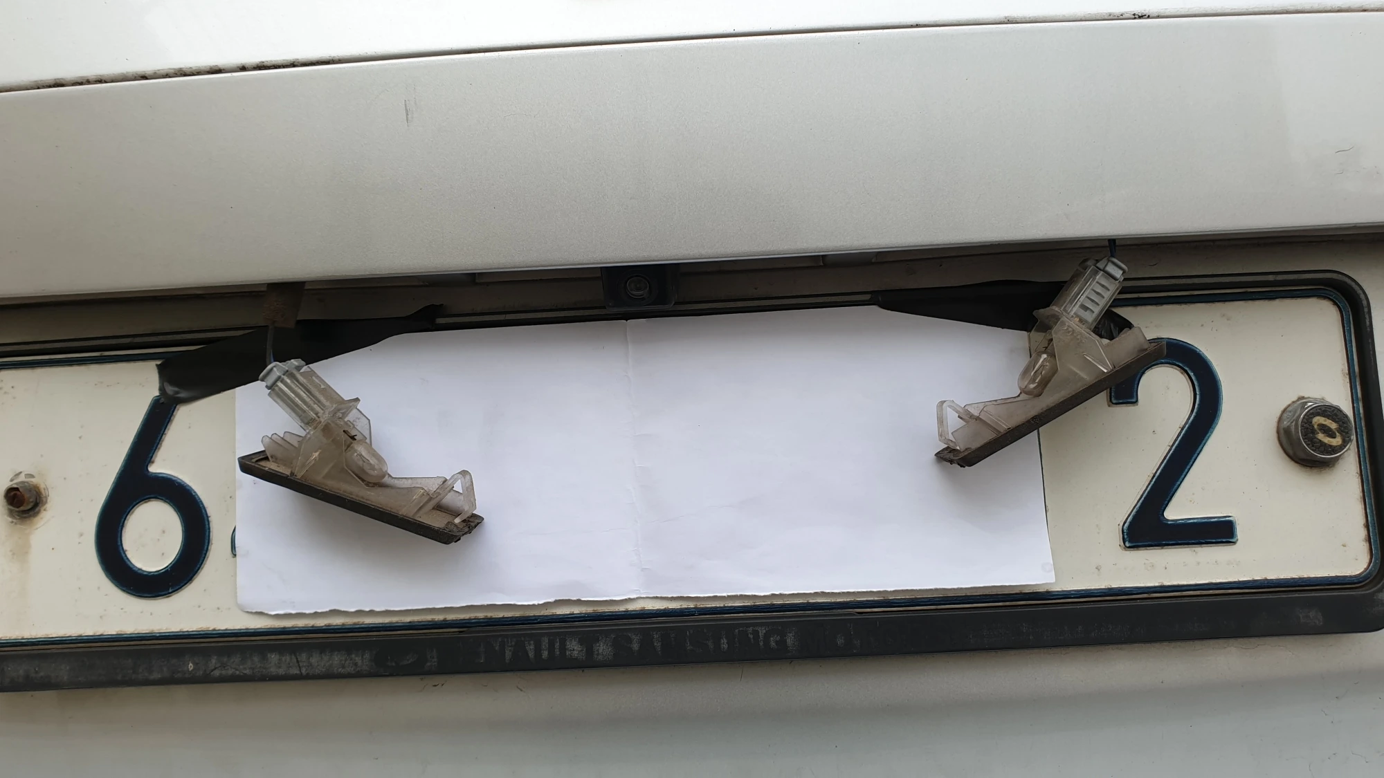 번호판 전구 빼놓은 모습