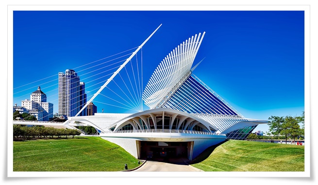 돛을 활짝 편 배 모양과 옆으로 거대한 두개의 날개
모양을 한 백색의 밀워키 박물관 전경 사진