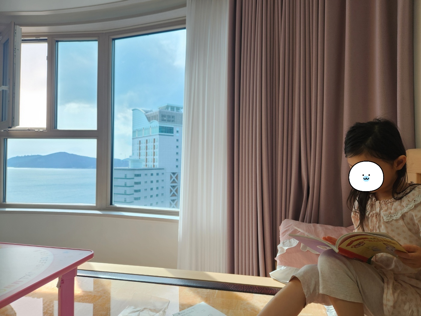 쉬는시간 영어책 읽는 아이