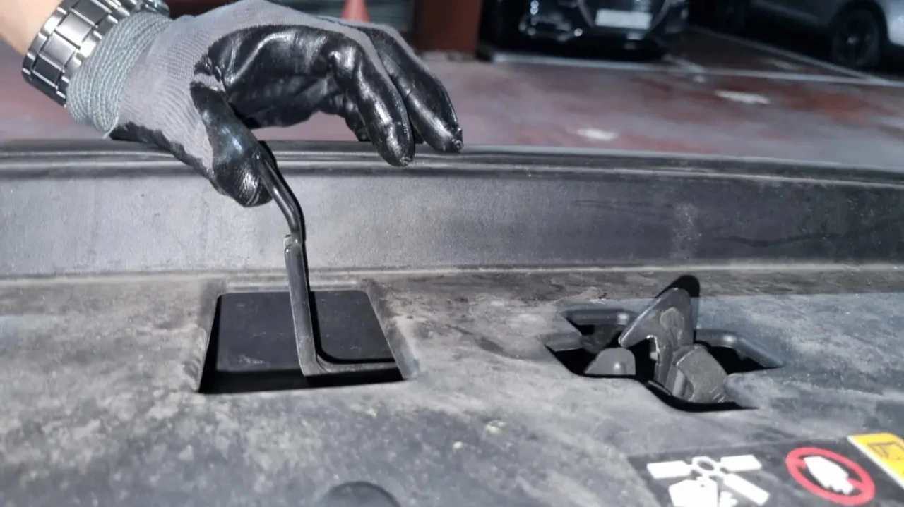 자동차 보닛 잠금 장치