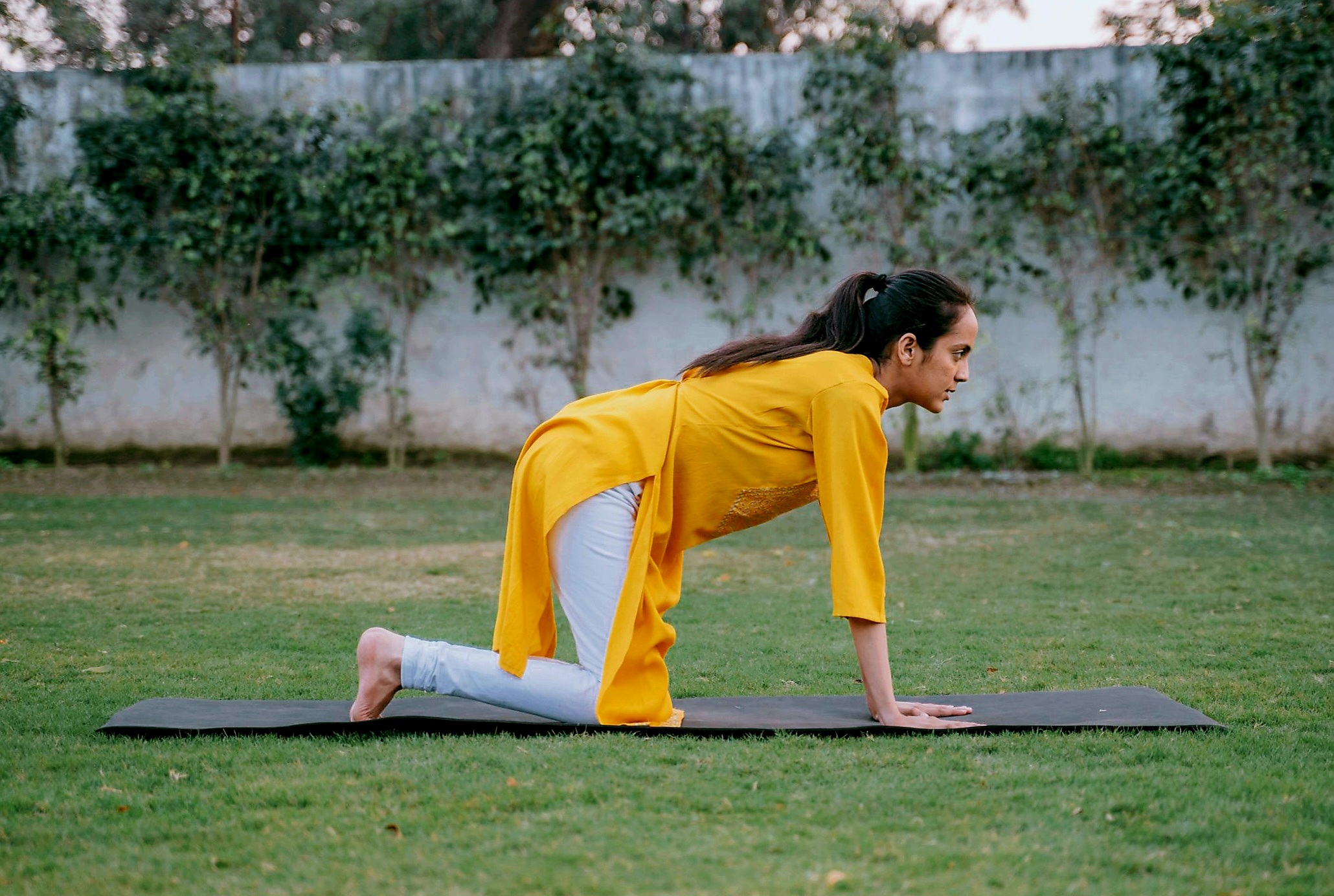 네발 자세에서 고개를 들고 있는 사람