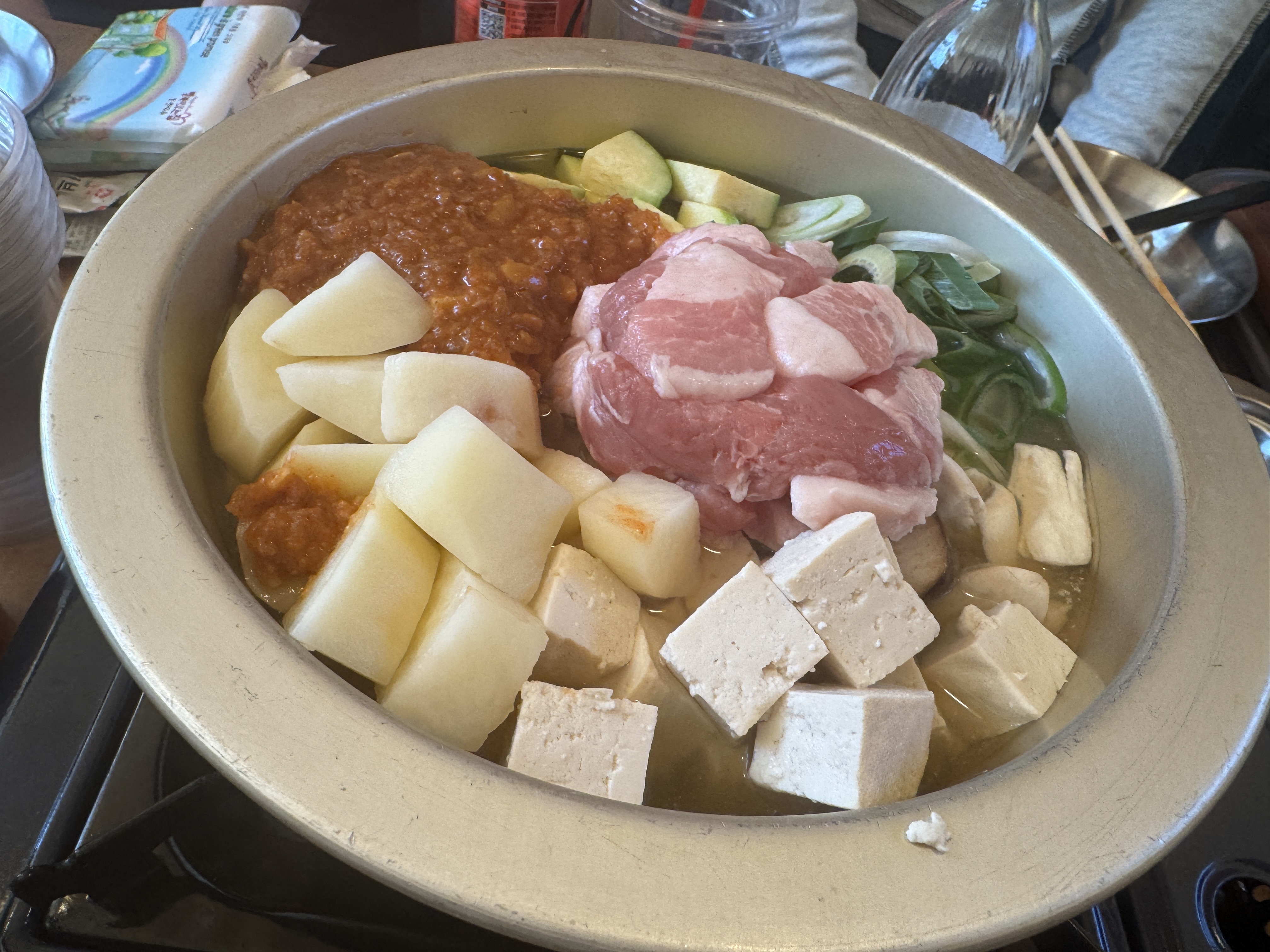 바베큐팩토리 감북점 매점에서 구매해 끓인 된장찌개&amp;#44; 두부와 감자 고기가 들어간 푸짐한 구성 