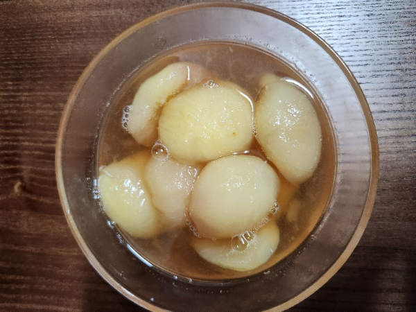 완성된 신비 복숭아 절임