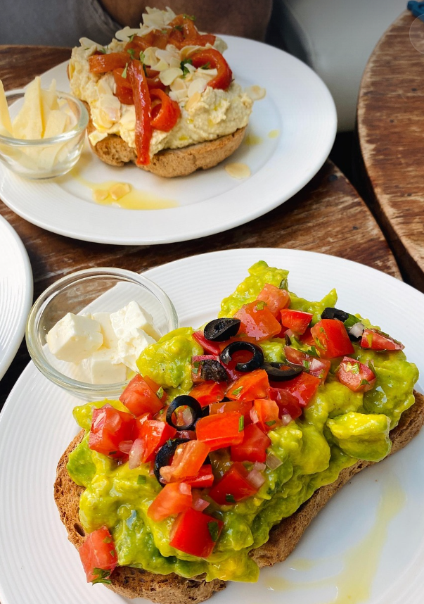 통밀 아보카드 토마토 샌드위치