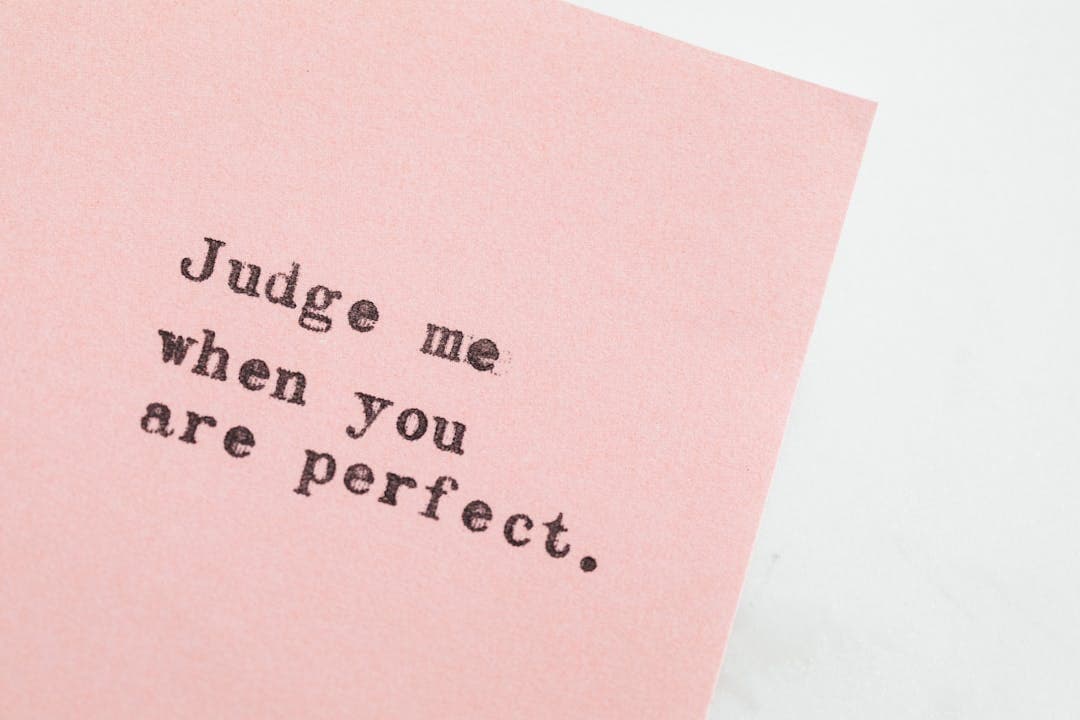 법정 관련 명언 &amp;#39;Judge me when you are perfect&amp;#39; 문구 이미지