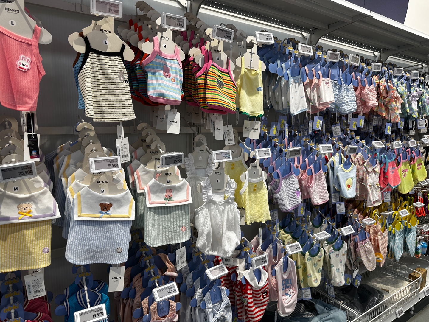 강아지 여름 민소매 옷 진열대 - 다양한 컬러와 디자인의 애견 의류 모음