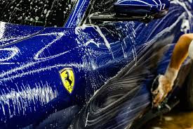 디테일링 세차 하는 장면