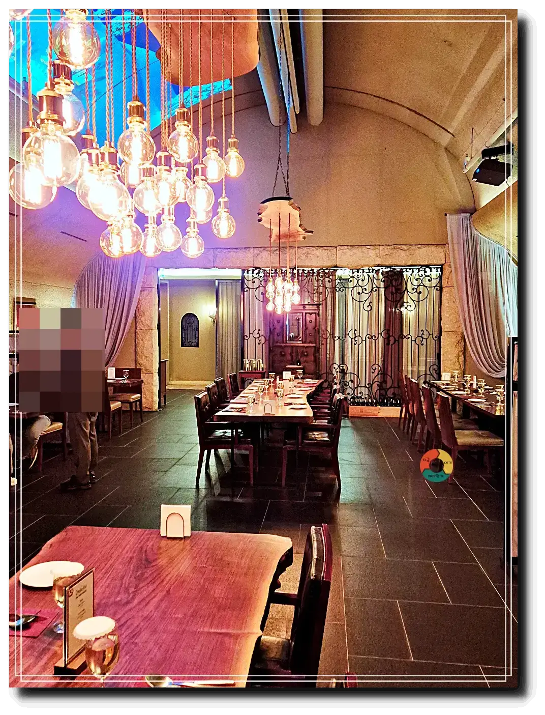 라그로타_내부인테리어-중앙-긴테이블-단체석-전구조명