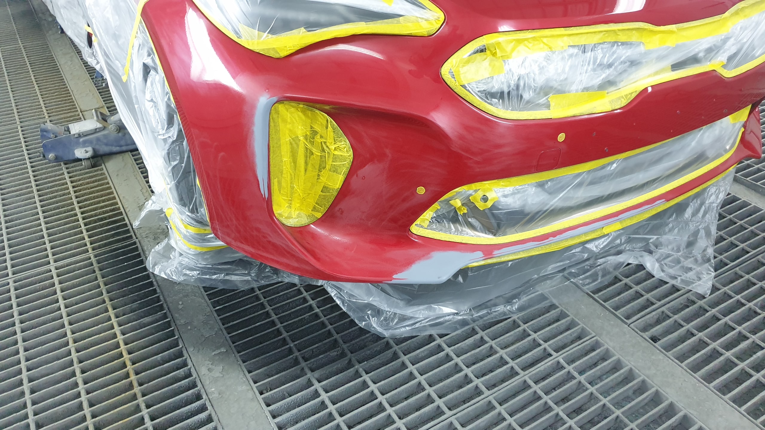 스팅어 범퍼 부분도색 작업 중