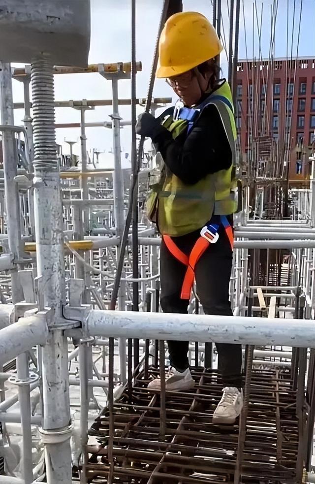 50℃의 뜨거운 철근 위에서 굳은살처럼 자란 24살 소녀”