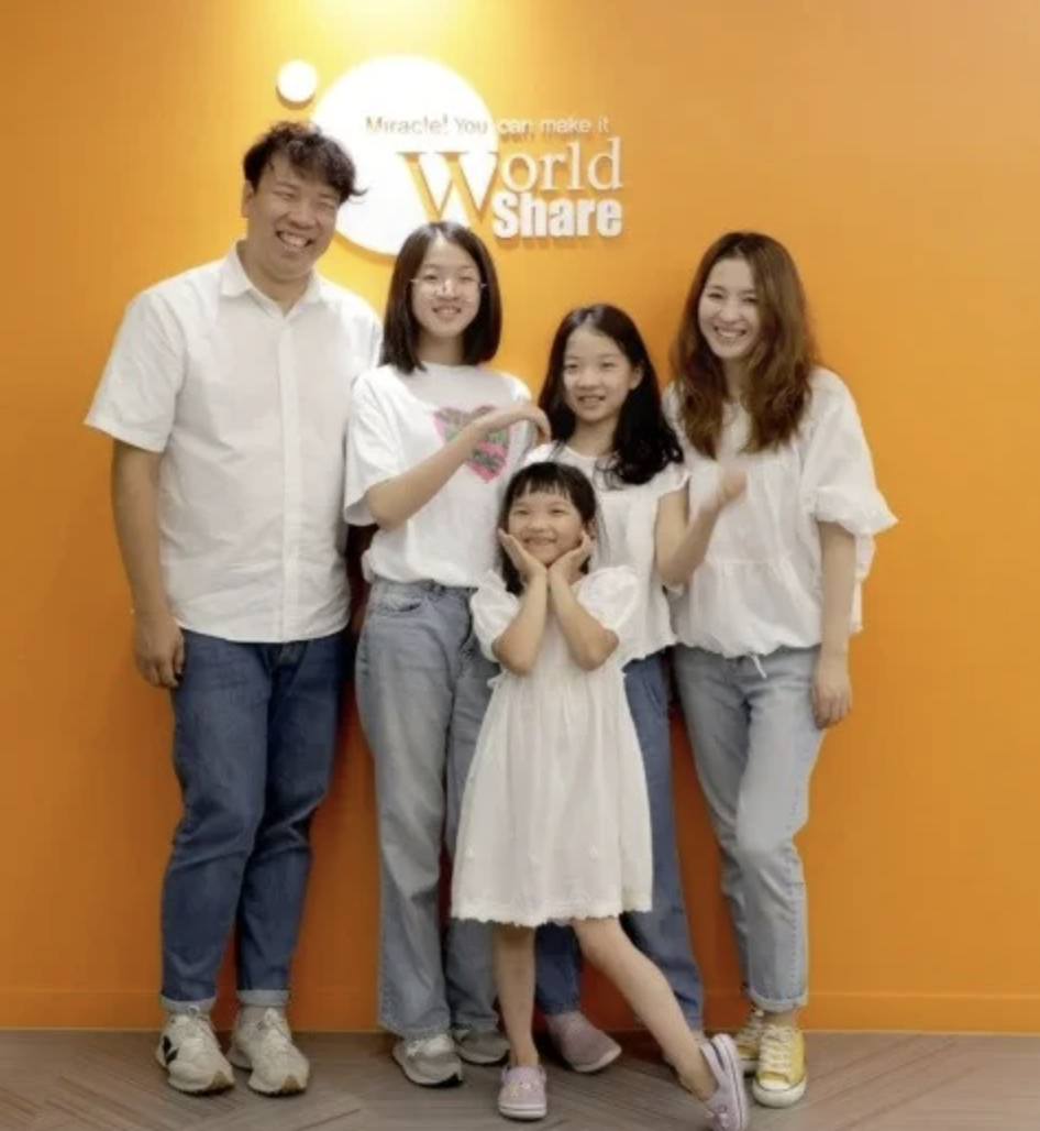 오지헌과 아내 박상미 세딸들과 함께한 가족 사진