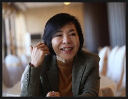 최진희 앉아있는 사진