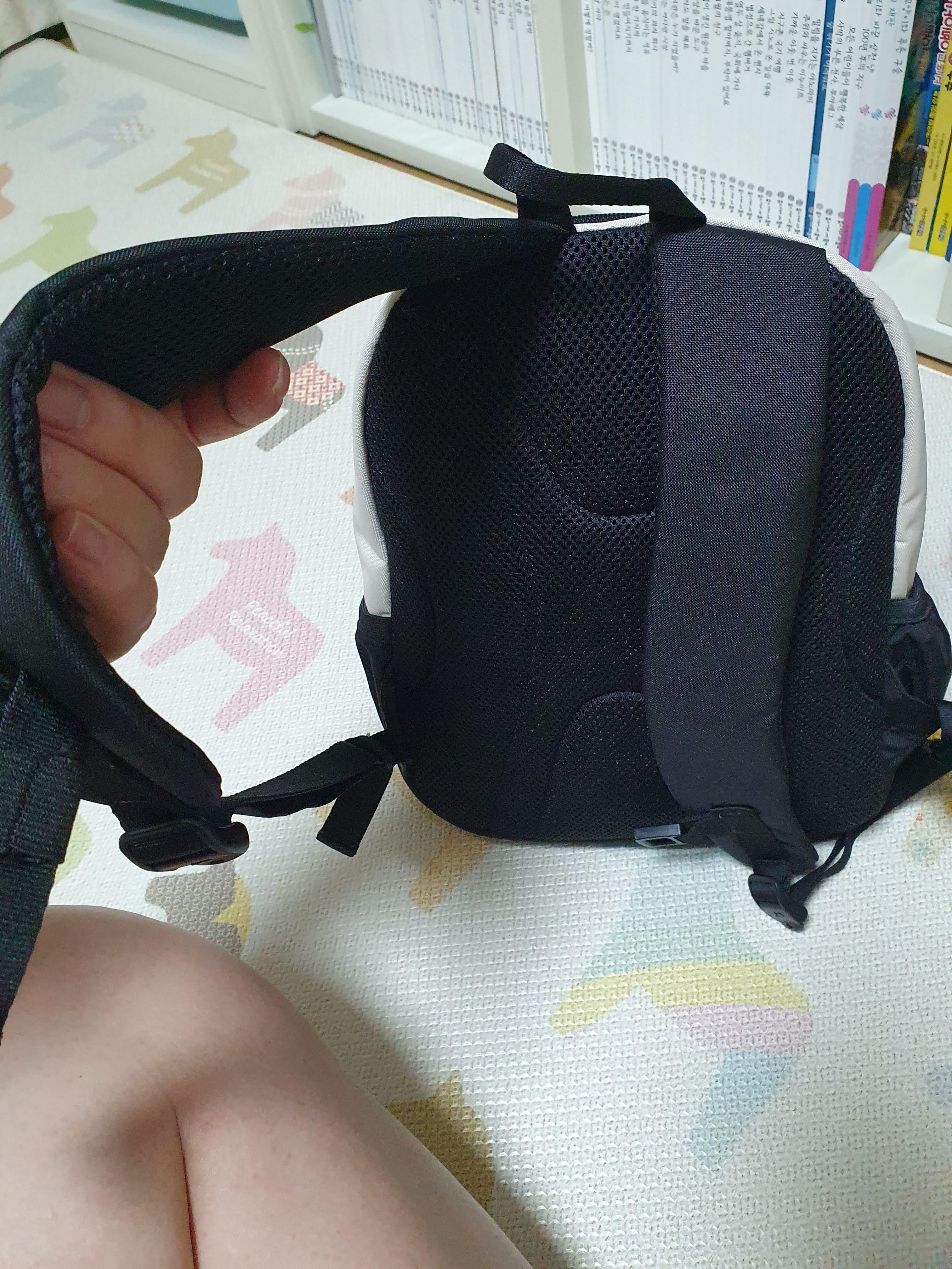 뉴발란스 소풍 가방 피크닉 데일리 백팩 등받이 부분