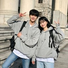 커플티를-입고-유렵여행을-다니는-행복한-모습