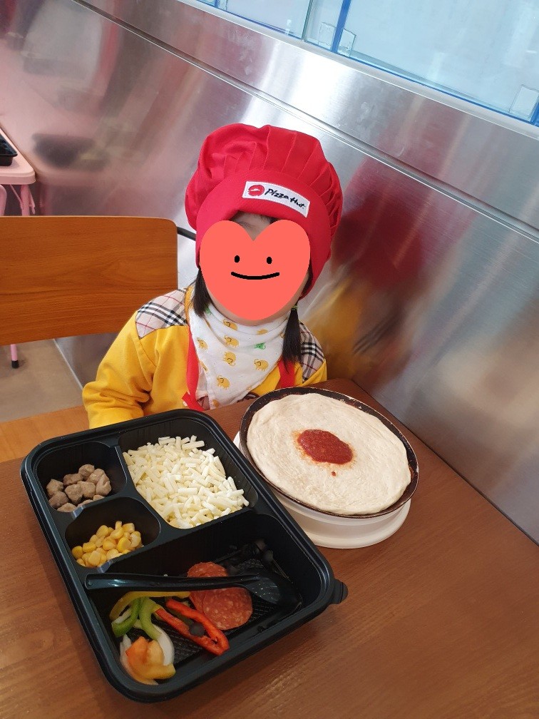 피자를 만드는 아이