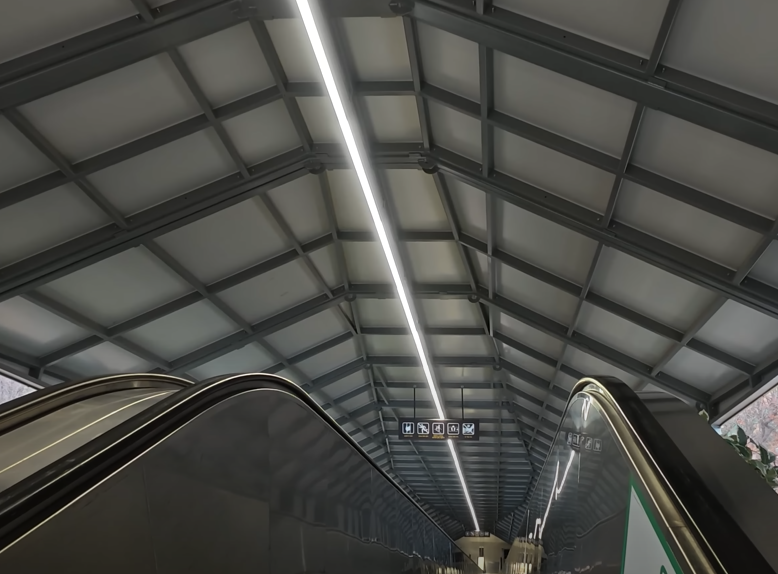 시설이 너무너무 잘 갖추어진 소금산입니다. 하산길은 이렇게 에스컬레이터를 타고 갈 수 있습니다.