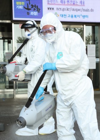 방역복을-입은-전문가가-벌레-퇴치를-하고-있습니다.