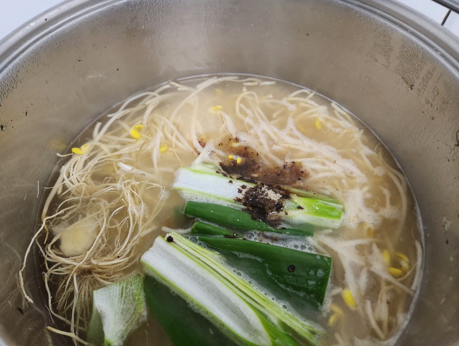수육 삶는물에 커피가루 넣어주기