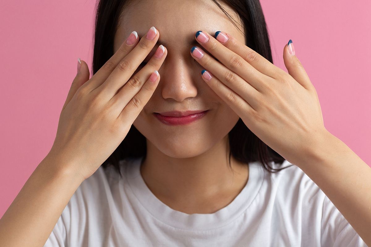 눈 마사지 하는 사람