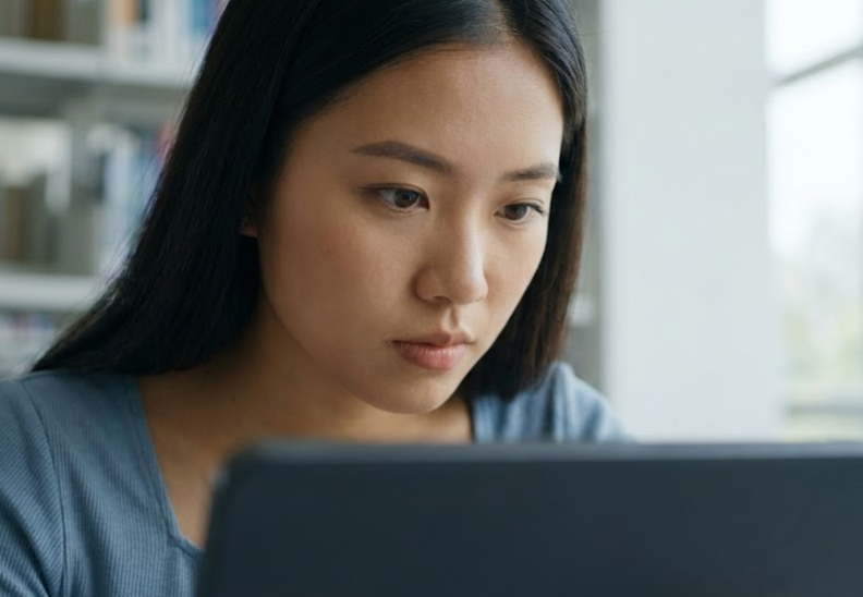 집중력을 발휘하여 아이큐테스트 문제를 풀고 있는 모습