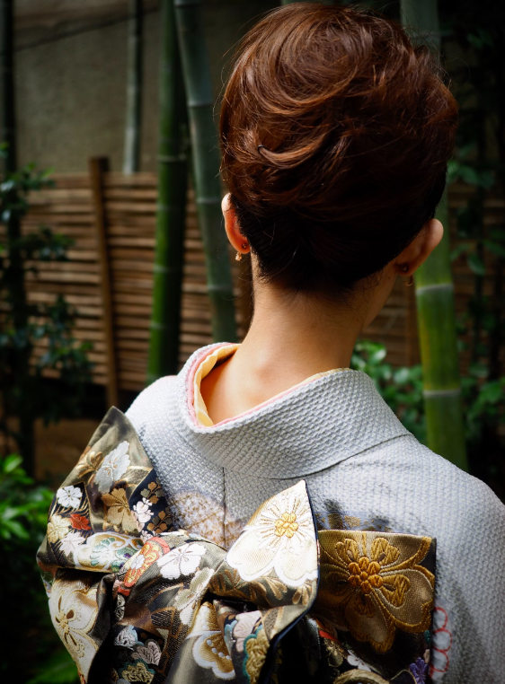 기모노 입은 여성 뒷모습