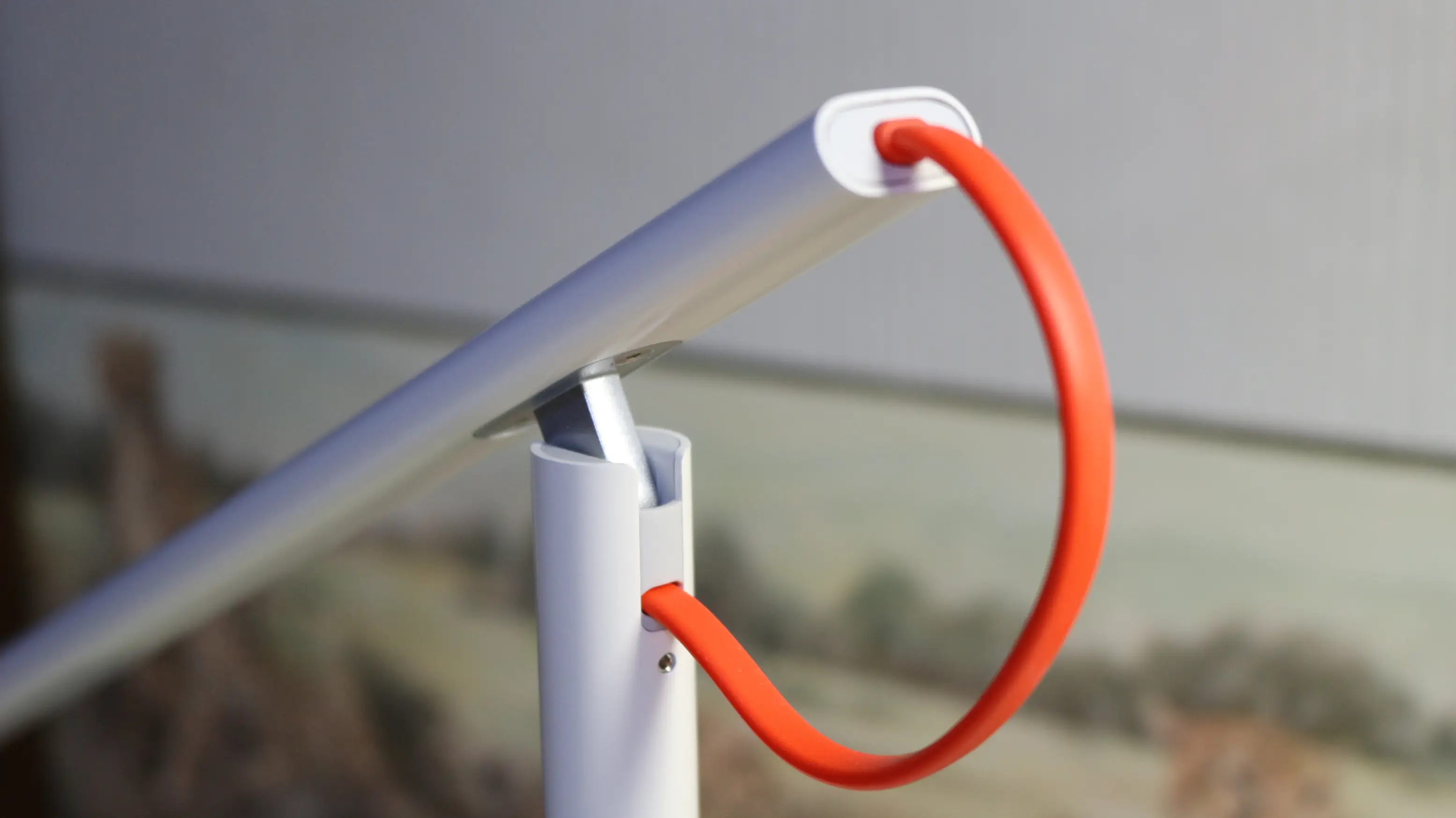 샤오미 미지아 스탠드 1S 힌지 후면 확대 및 외부 돌출된 주황색 전원 선