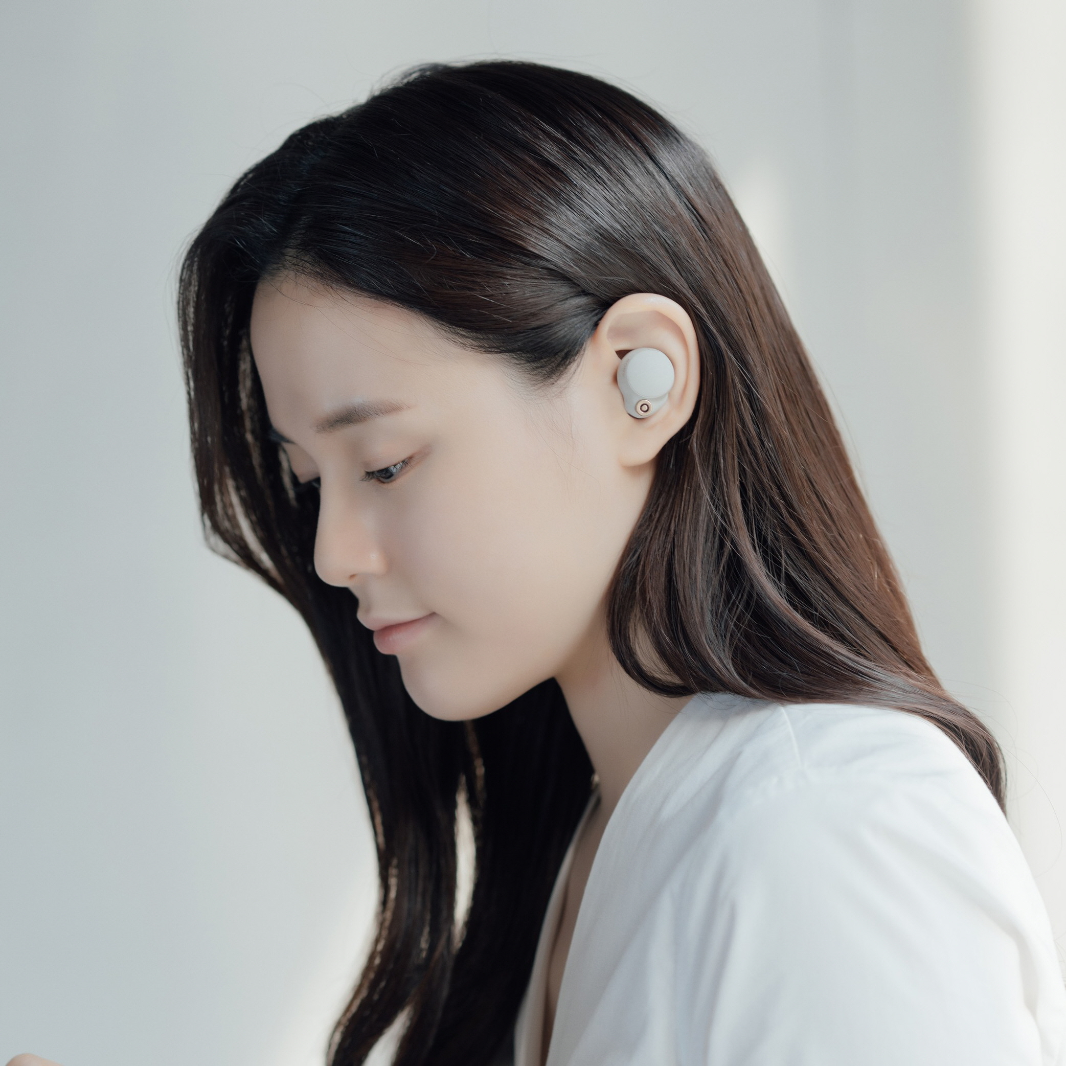 소니 무선 이어폰 WF-1000XM4으로 음악을 감상하는 모습