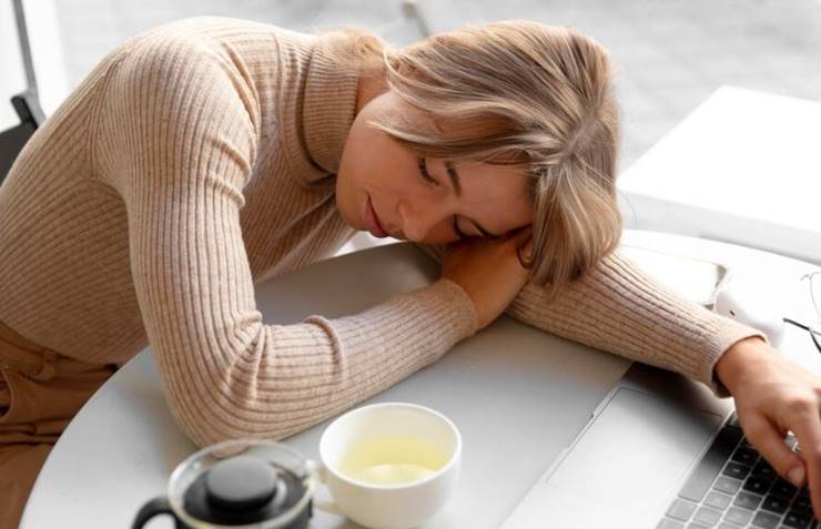 엎드려자는여자