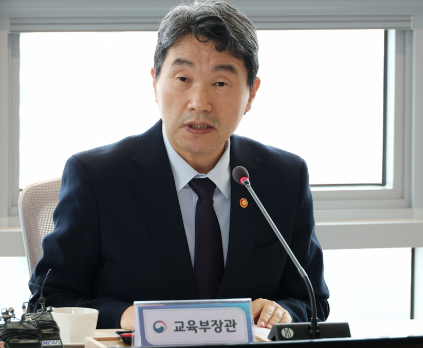 교육부장관이 연설 중인 모습