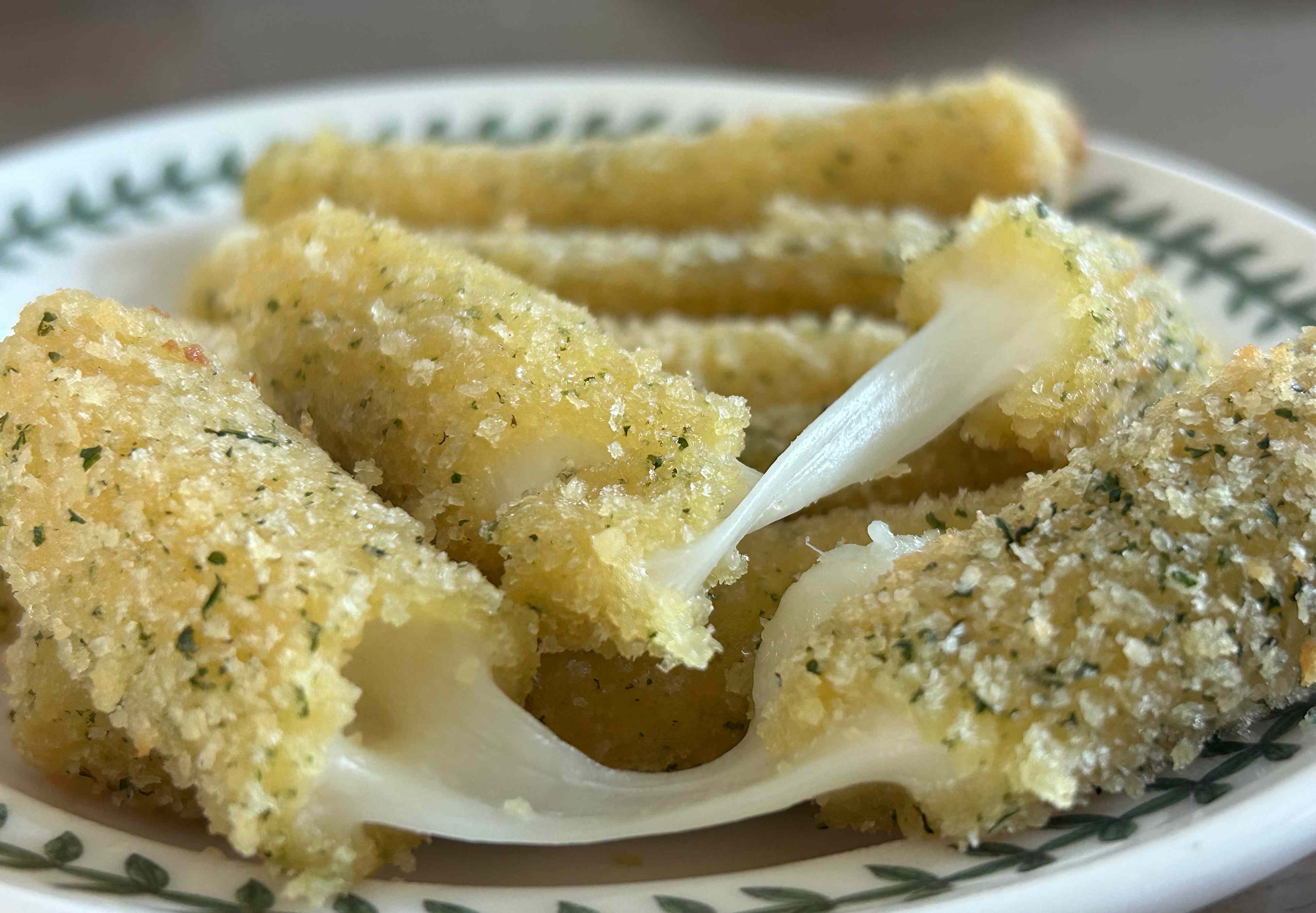 치즈스틱의 치즈가 늘어나는 모습