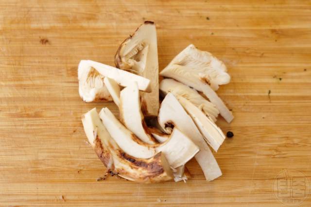 송이버섯밥 만들기 송이버섯 자르기