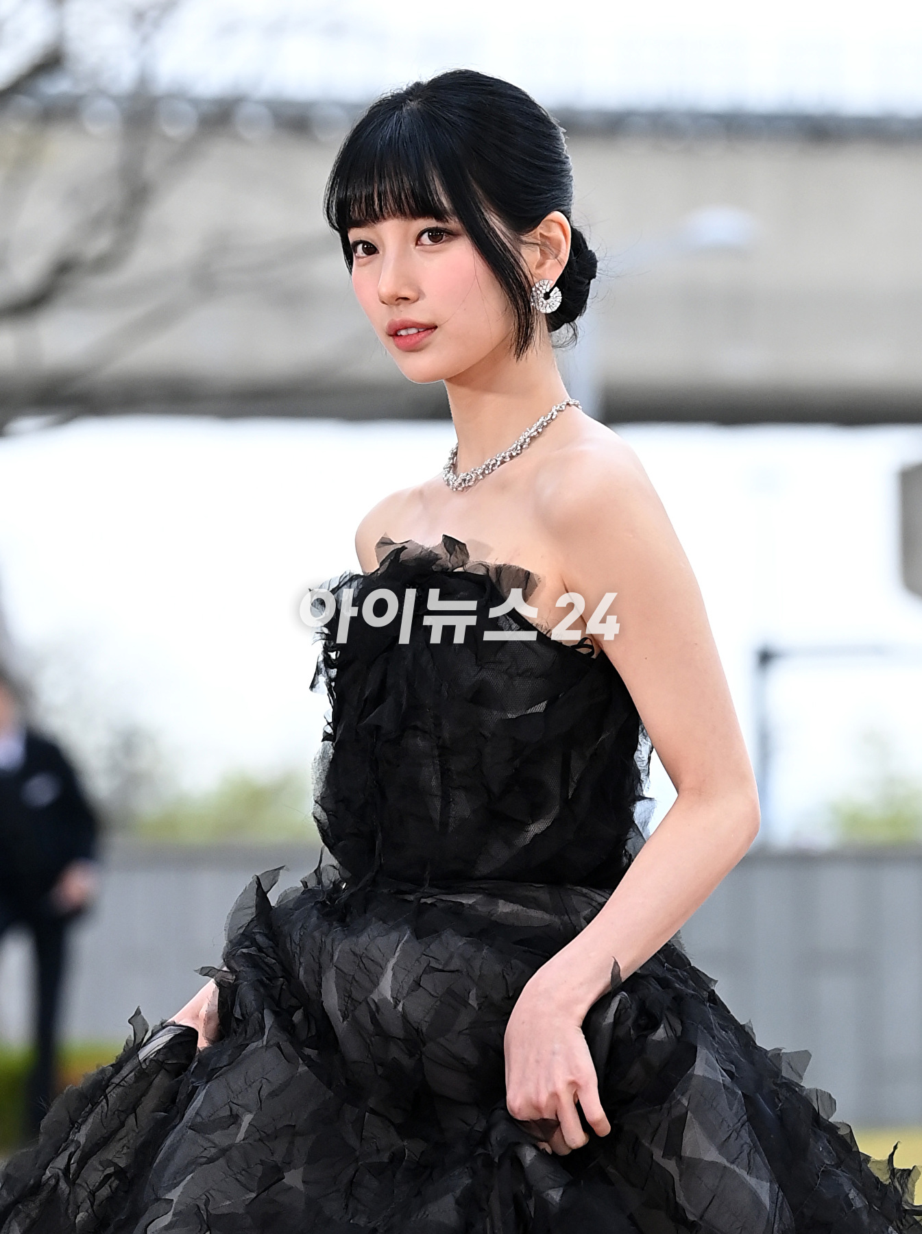 배우 수지가 28일 오후 인천 파라다이스시티에서 열린 제59회 백상예술대상 레드카펫에서 포즈를 취하고 있다. [사진=김성진 기자]