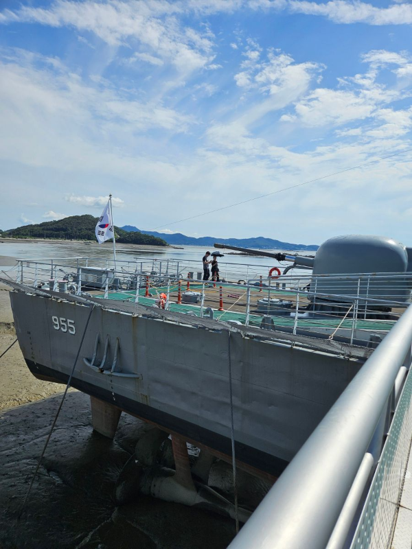 전함 태극기 휘날리다