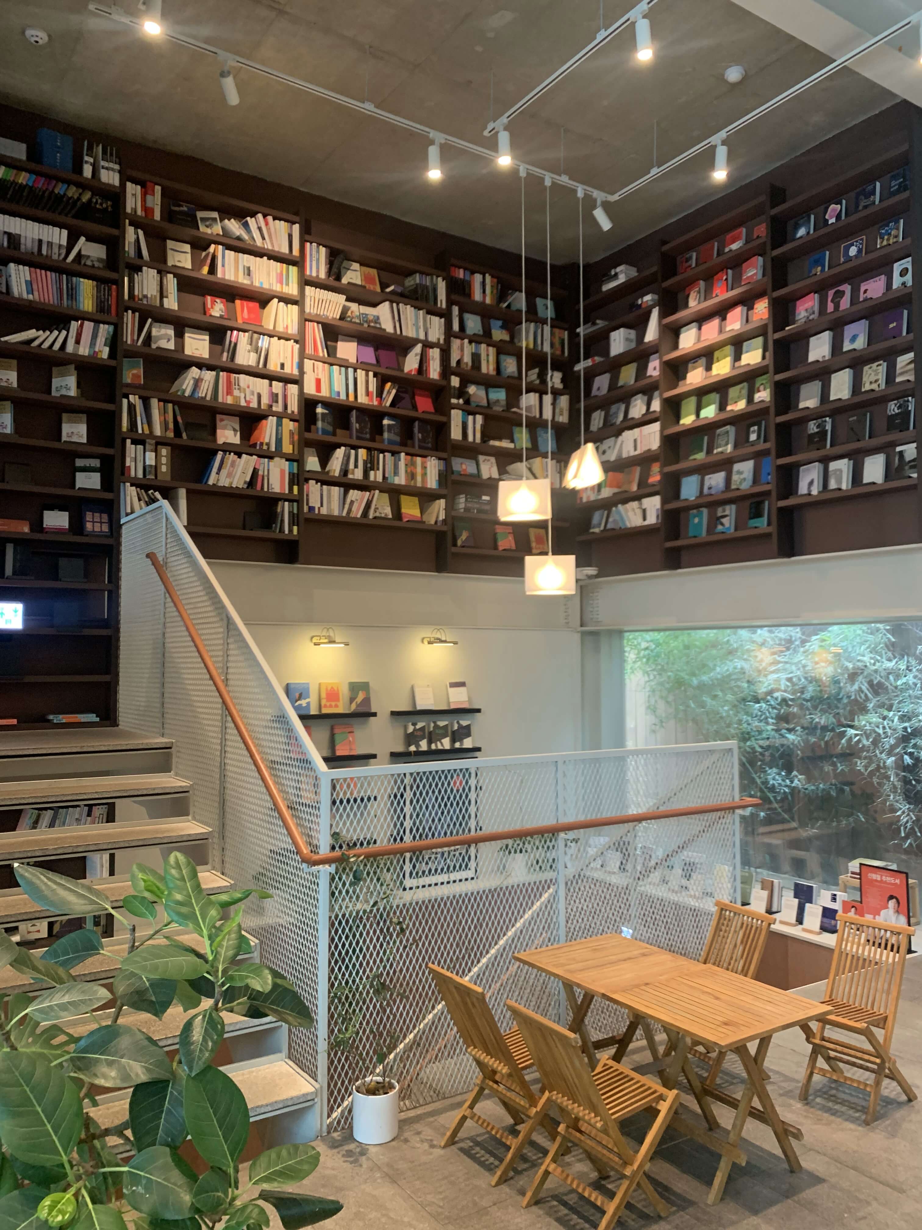 책 가득찬 벽장과 계단