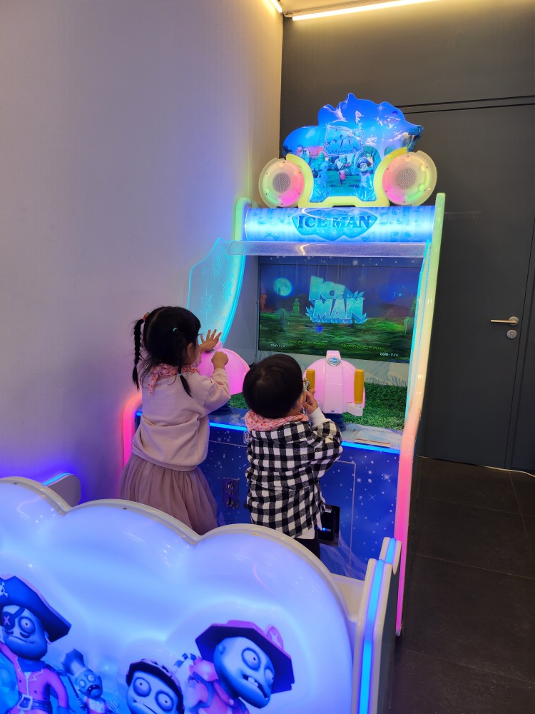 게임기 앞의 아이들