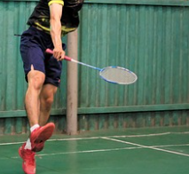 배드민턴을 치고 있는 남자