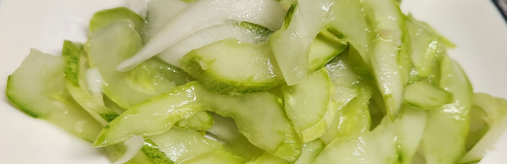 식초와 설탕을 넣은 오이무침입니다.