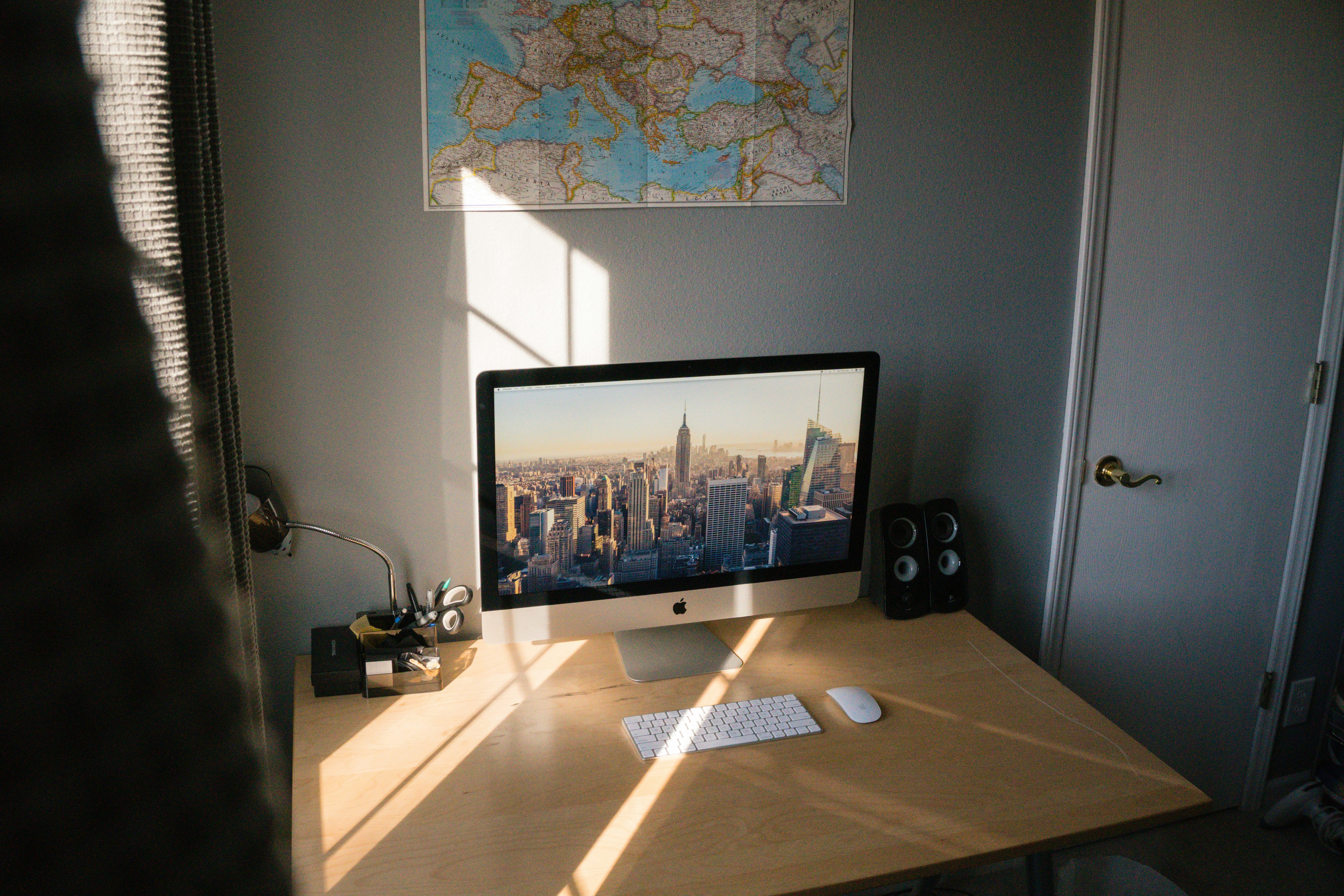 아침 햇살이 들어오는 창가와 책상