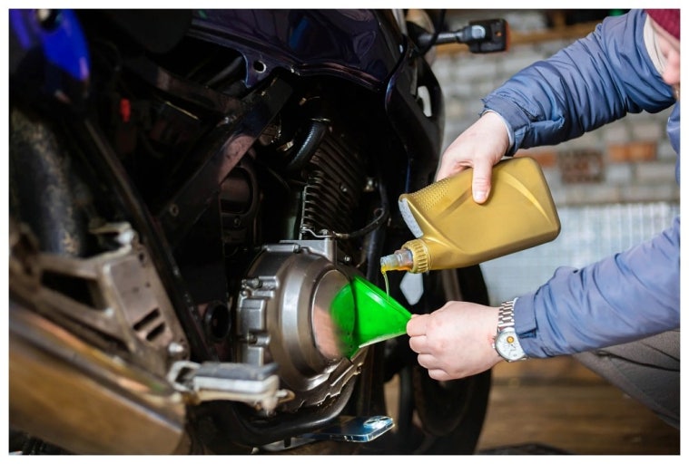 엔진오일 교환하는 모습