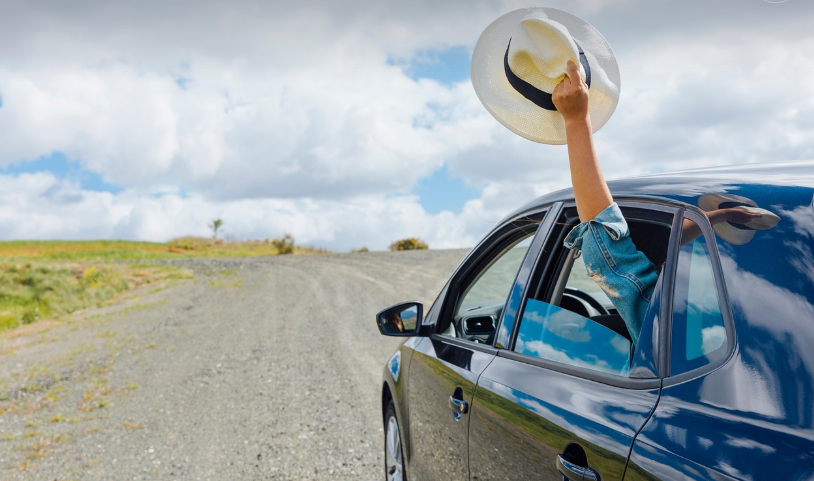 자동차로 여행가는 사진입니다