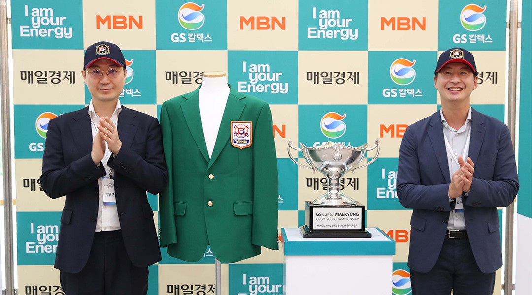 골프 대회 시상식 우승자 기념 촬영