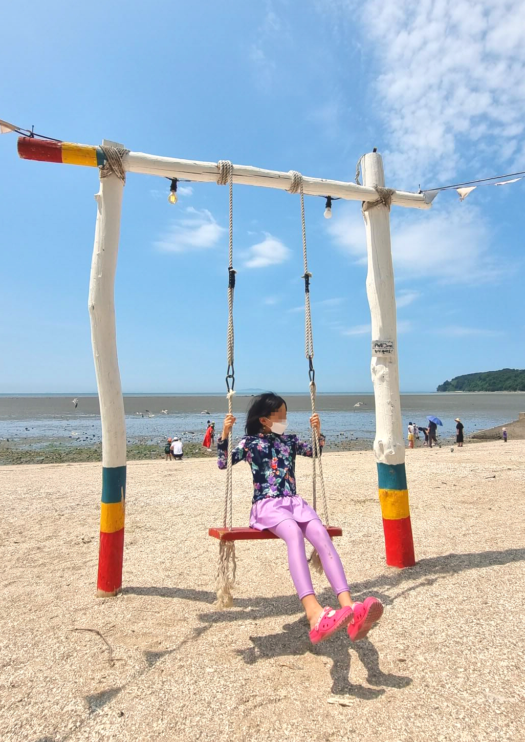 뻘다방 앞 해변가 그네