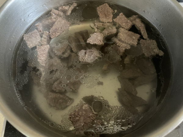 양지를 한입 크기로 썰어 국물에 담그기