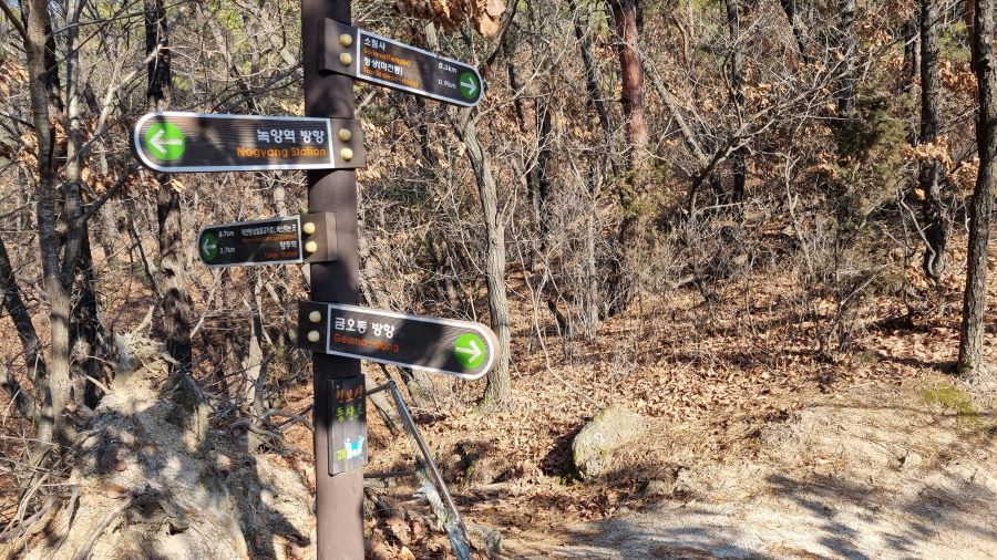 천보산등산길 이정표, 갈색바탕에 흰글시, 둥근 녹색 원형표시에 흰색 화살표,